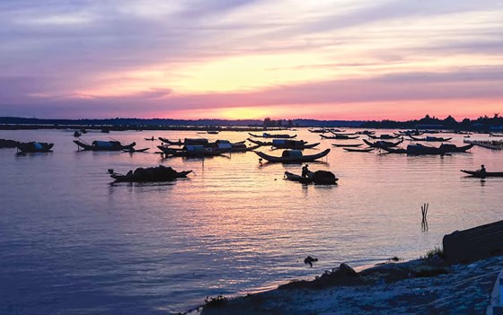 Ngư dân đánh bắt thủy hải sản trên đầm phá Tam Giang