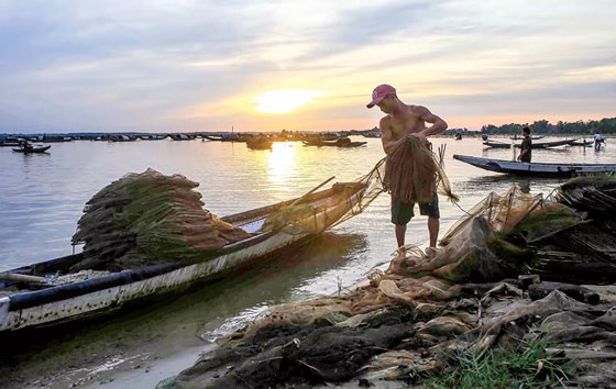 Ngư dân thu ngư cụ chuẩn bị cho chuyến đánh bắt ngày hôm sau.