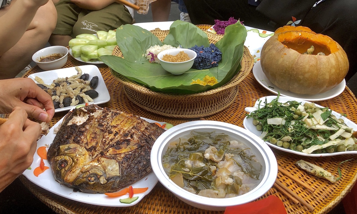 Mâm cơm truyền thống dân tộc Thái đen với nhộng ong đất dầm trám đen