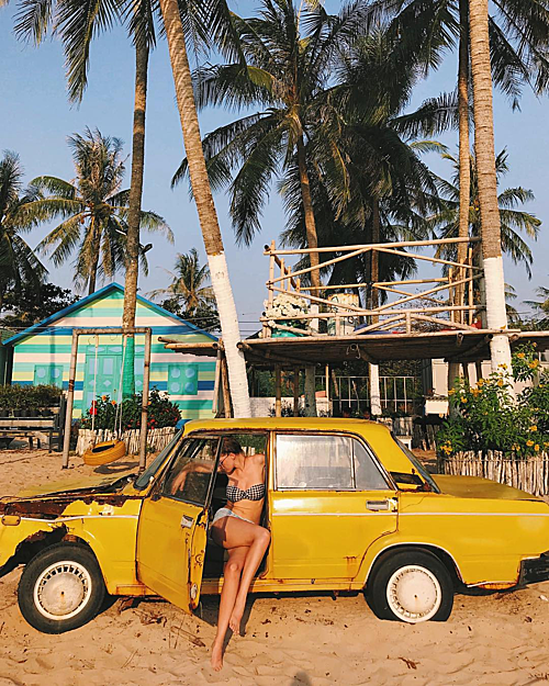 Ô tô vàng check in Sunset Sanato Bãi Trường Phú Quốc