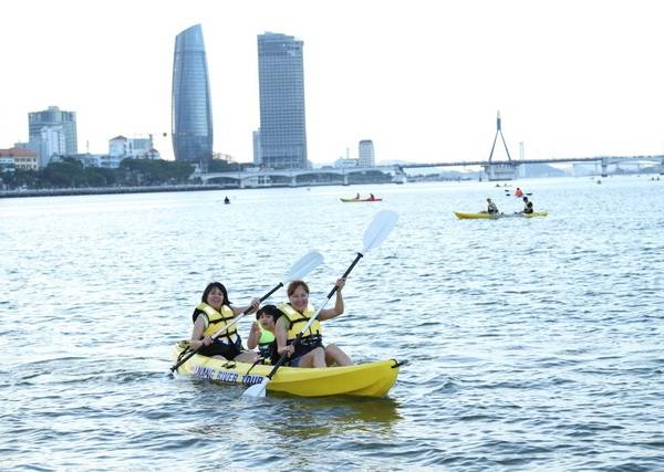 Thuyền kayak trên sông Hàn, phía sau là Trung tâm hành chính TP.Đà Nẵng