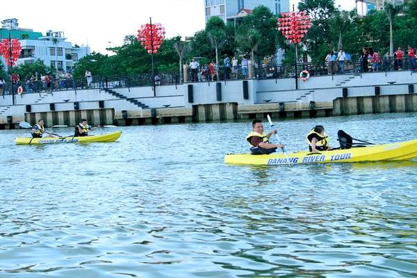 Cầu Tình Yêu trên sông Hàn, điểm thu hút du khách trẻ
