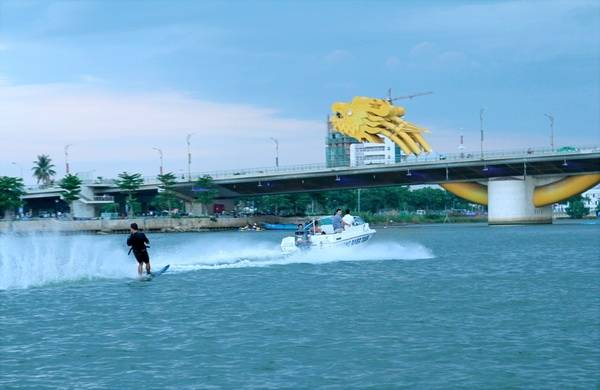 Lướt ván thể thao trên sông Hàn Đà Nẵng
