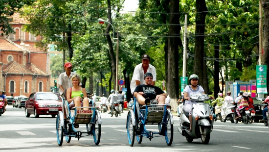 Du khách nước ngoài trước nhà thờ Đức Bà tại TP Hồ Chí Minh