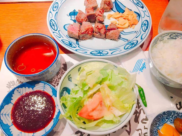 Bò Kobe Nhật Bản ăn cùng sốt đặc trưng sẽ càng ngon hơn