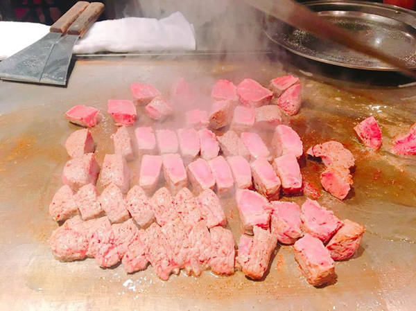 Bò Kobe Nhật Bản trông thật hấp dẫn với vân mỡ đẹp mắt