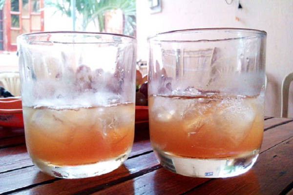 Siro nho có thể uống cùng với đá lạnh như một thức uống giải khát.