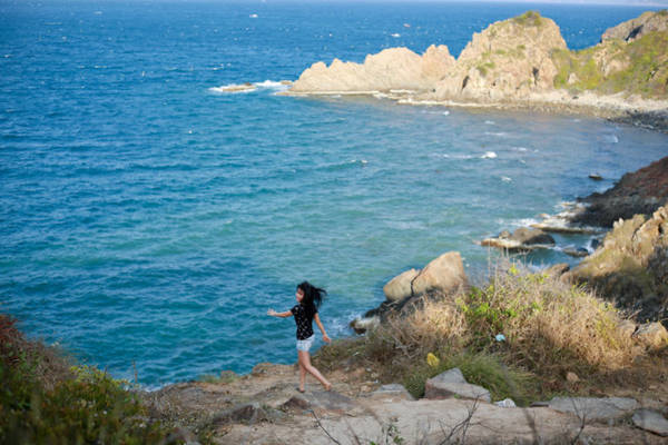 Lối đi xuống bãi Tiên Nha Trang uốn lượn qua các hẻm đá