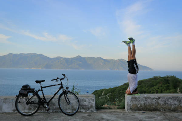 Người dân rèn luyện sức khỏe bên bờ bãi Tiên Nha Trang