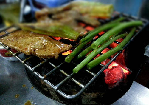 Vú dê nướng thường ăn cùng rau muống, đậu bắp. Ảnh: Linh Lê