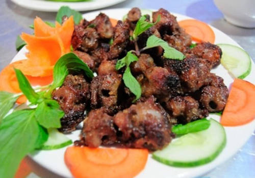 Ngẩu pín nướng hấp dẫn thực khách là đàn ông.
