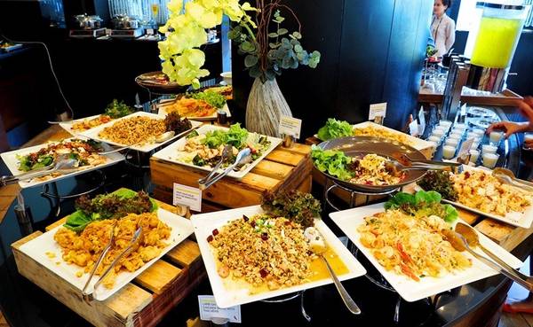 Bữa sáng khách sạn Le Meridien Chiang Rai với hải sản và pudding