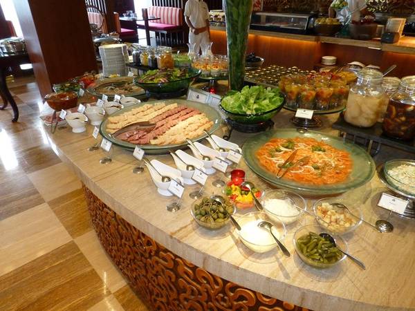 Bữa sáng khách sạn St Regis Bali với món ăn địa phương