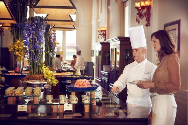 Khách sạn Raffles, Singapore: Đây là một trong những điểm nghỉ chân nổi tiếng của Singapore. Với 150 USD, du khách sẽ được thưởng thức bữa sáng muộn với những món ăn ngon tuyệt, gồm hàu, tôm hùm, bánh bao Itlay mới ra lò, 48 loại phô mai Pháp và đủ loại thịt nguội. Ảnh: Ampersandtravel.
