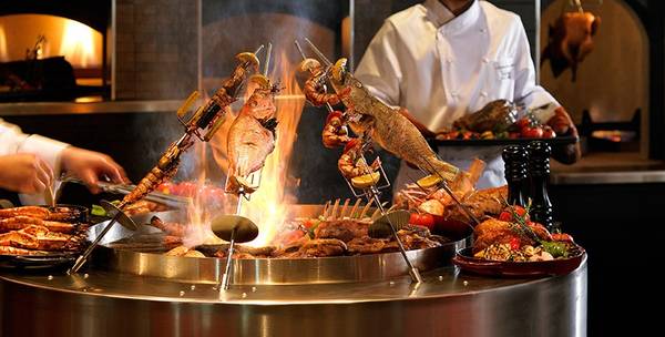 Ngoài những món buffet kiểu Ấn, hoa quả tươi, đầu bếp thịt nướng đặc biệt, du khách còn có thể thử kebab, mezzeh, pizzeria và các món điểm tâm Trung Quốc. Hãy nhớ đừng ăn quá no để thưởng thức các món tráng miệng phong phú. Ảnh: Atlantisthepalm.