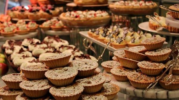 Khách sạn Four Seasons, Los Angeles, Mỹ: Với 10 quầy đồ ăn, 2 quầy bar, bạn sẽ được thỏa sức thưởng thức các món ăn và rượu ngon. Khách sạn phục vụ đủ món, từ bánh quế Bỉ, trứng ốp tới sushi, điểm tâm, salad... Ảnh: Fourseasons.