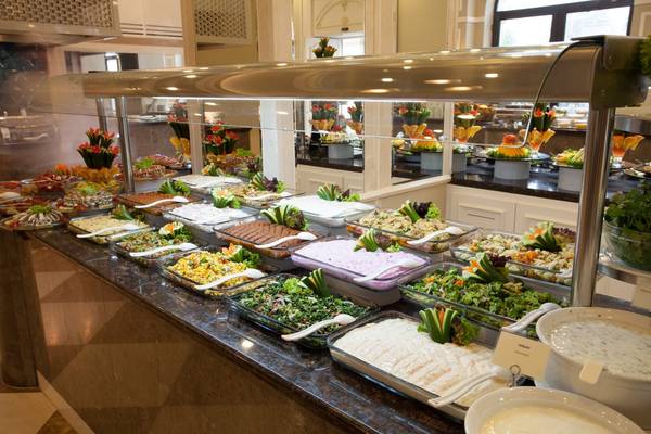 Caesars Palace, Mỹ: Bữa sáng Bacchanal ở Caesars Palace được tờ USA Today bình chọn là tiệc buffet tuyệt nhất Las Vegas. Du khách sẽ có cơ hội thưởng thức hơn 500 món, từ khoai tây nướng, sườn cừu, chân cua hoàng đế, tôm nướng... chỉ với 30 USD. Ảnh: Ballengrouplasvegasrealestate.