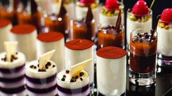 Các khu món ăn nước ngoài có đủ thứ, từ điểm tâm, phở, souffle, tới cà ri Thái... Nếu còn có thể ăn được nữa, du khách nên ghé qua khu buffet đồ ngọt với kem hoa quả, macaron, bánh quy và bánh ngọt. Ảnh: Caesars.