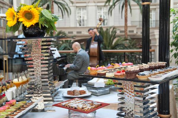 Landmark, London, Anh: Với 140 USD, du khách sẽ được thưởng thức champagne, các loại bánh mới ra lò, thịt lợn ướp, cá hồi hun khói, đủ loại salad, thịt nướng và hải sản. Ảnh: Landmarklondon.