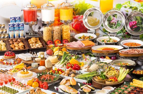 Bữa sáng khách sạn Nhật với rau củ và gạo lứt tại Royal Sapporo