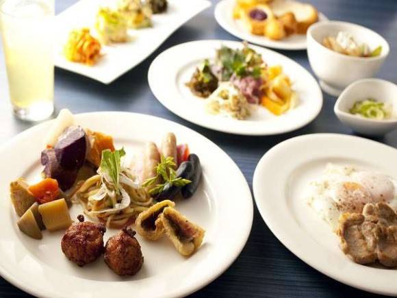 Bữa sáng khách sạn Nhật với ẩm thực Okinawa tại Rocore Naha