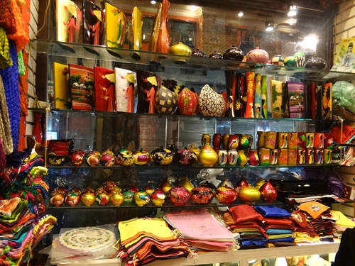 Những món đồ lưu niệm thủ công tinh xảo tại phố cổ Hà Nội