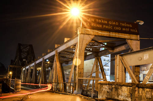 Cầu Long Biên nhuốm màu thời gian bắc ngang qua sông Hồng tại Hà Nội