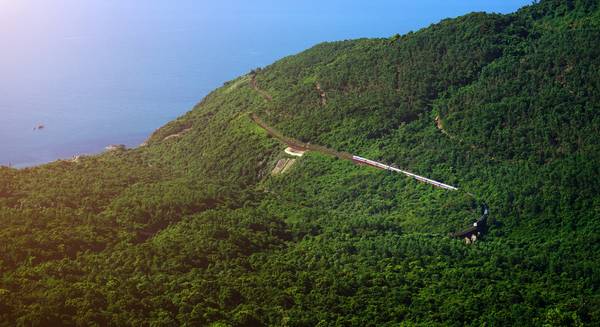 Đèo Hải Vân hùng vĩ của miền Trung nắng gió, cao 500 m so với mực nước biển, dài 20 km. Ảnh: teamBTB