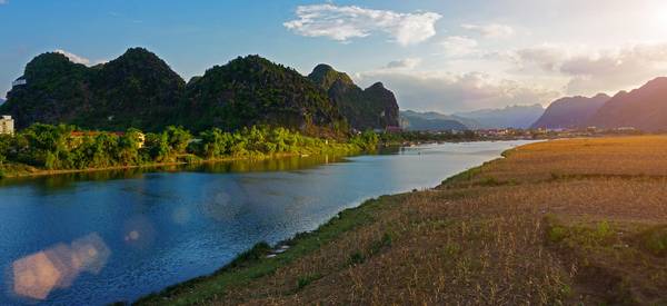 Vườn quốc gia Phong Nha - Kẻ Bàng rực rỡ lúc về chiều. Một trong những khoảnh khắc tuyệt vời trên cung đường Bắc Trung Bộ.