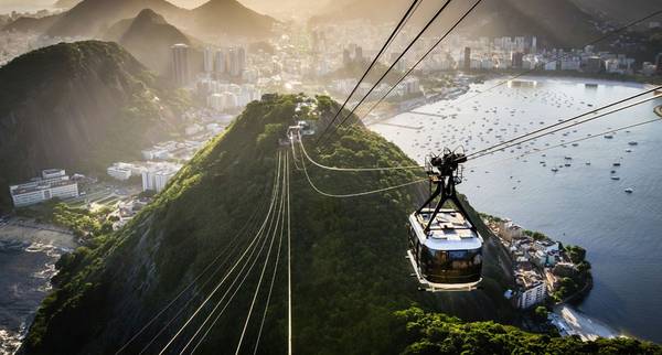 Rio de Janeiro, Brazil: Tuyến cáp treo vượt núi đưa du khách tới đồi Urca trên vịnh Guanabara, sau đó tới đỉnh núi Sugarloaf ở độ cao 396 m. Bạn sẽ được chiêm ngưỡng tượng Chúa Cứu Thế nổi tiếng của Rio trên núi Corcovado, cùng khung cảnh thành phố và bãi biển ngoạn mục trải rộng phía dưới. Nên tới đây vào buổi chiều để ngắm hoàng hôn lộng lẫy.