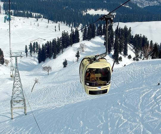 Gulmarg Gondola, Jammu và Kashmir: Cáp treo vượt núi cao nhất thế giới được xây dựng trên sườn dốc ở độ cao 3.980 m.