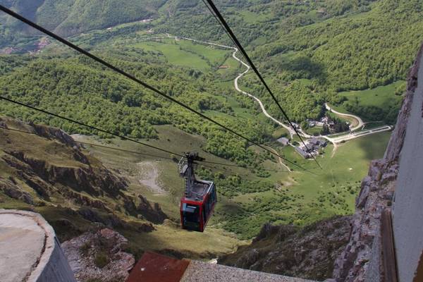 Công viên quốc gia Picos de Europa, Tây Ban Nha: Cáp treo vượt núi đưa du khách qua thung lũng đến độ cao 1.840 m.