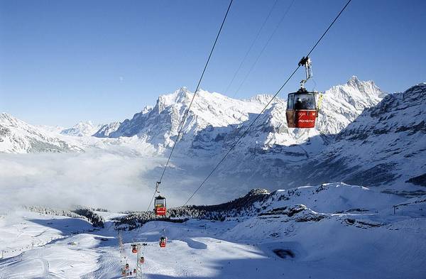 Tuyến cáp Grindelwald-Männlichen, Thụy Sĩ: Một trong những tuyến cáp treo vượt núi dài nhất thế giới.