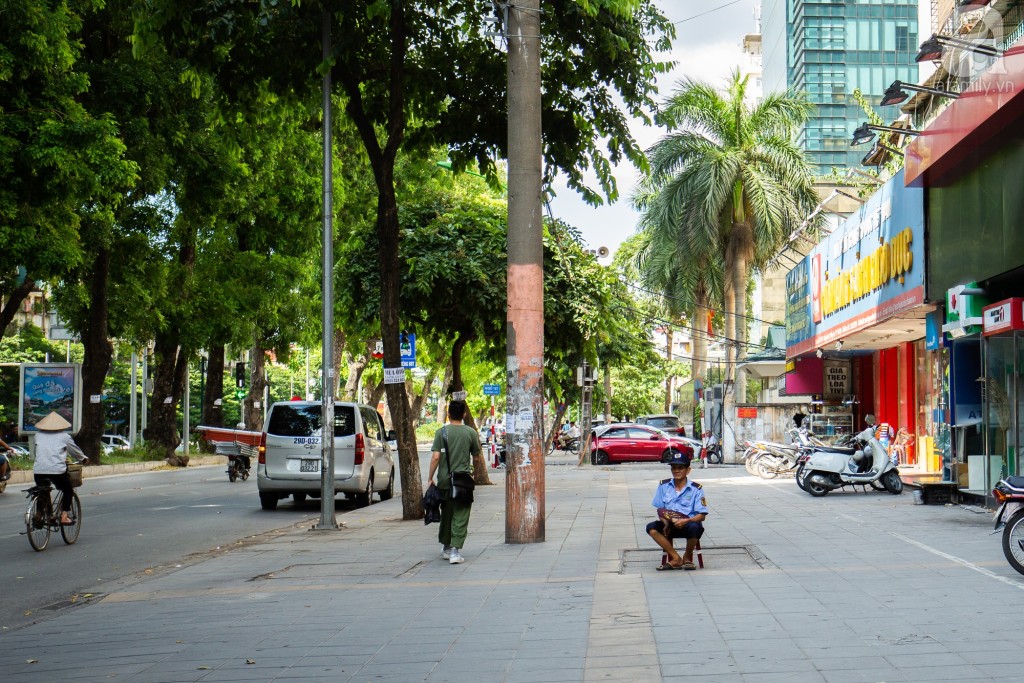 Những bác xe ôm, bảo vệ thong dong ngồi dưới gốc cây, giữa vỉa hè với chiếc quạt nan phe phẩy gió trời. Những bác xe ôm, bảo vệ thong dong ngồi dưới gốc cây, giữa vỉa hè với chiếc quạt nan phe phẩy gió trời.