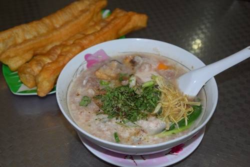 Cháo Tiều tại hẻm ăn vặt Sài Gòn