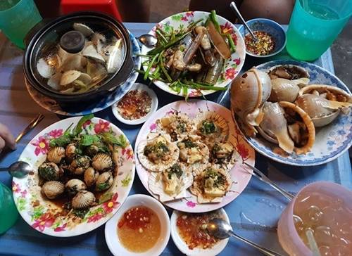 Hẻm 200 Xóm Chiếu quận 4 - hẻm ăn vặt Sài Gòn