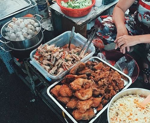 Hẻm 76 Hai Bà Trưng, quận 1 Con hẻm thường bắt đầu bán hàng từ 3h chiều, trước đây khách chủ yếu là các nhân viên văn phòng làm việc gần đó, sau này có nhiều du khách tìm hiểu khám phá. Ở đây có nhiều món ăn vặt trứ danh từ bánh mì, cơm chiên, chân gà sả ớt, bún thái, súp cua, gỏi cuốn đến chè, bánh flan. Khách gửi xe ở cuối hẻm, giá 5.000 đồng rồi ghé vào các quán ăn, chủ yếu dùng ghế nhựa làm bàn. Ảnh: Thanh Tùng.