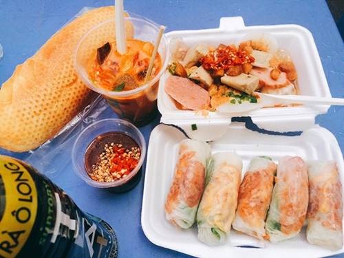 Giá cả các món từ 20.000 đồng, rẻ so với khu vực quận 1 nên rất đông khách. Điểm trừ của hẻm này là những chiều mưa thì bất tiện, nhìn thiếu vệ sinh. Ảnh: Tường Vi.