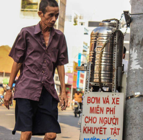 Nhìn hình ảnh những cô bác dừng xe uống chút trà, lấy viên thuốc đau đầu hay đơn giản là nói một vài câu với nhau rồi đi giữa tiết trời Sài Gòn nắng mưa thất thường này, thật sự có nhiều thứ để nhớ, nhớ thương.
