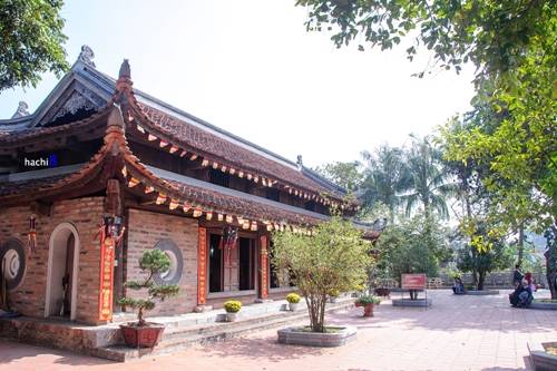 Chùa Kim Liên nằm trên một doi đất bằng phẳng trong thôn Nghi Tàm, xã Quảng An