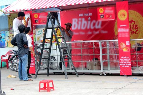 Gian hàng bánh ven đường trên cung đường bánh trung thu Sài Gòn