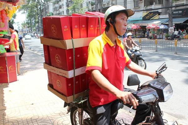 Giao bánh sỉ trên cung đường bánh trung thu Sài Gòn