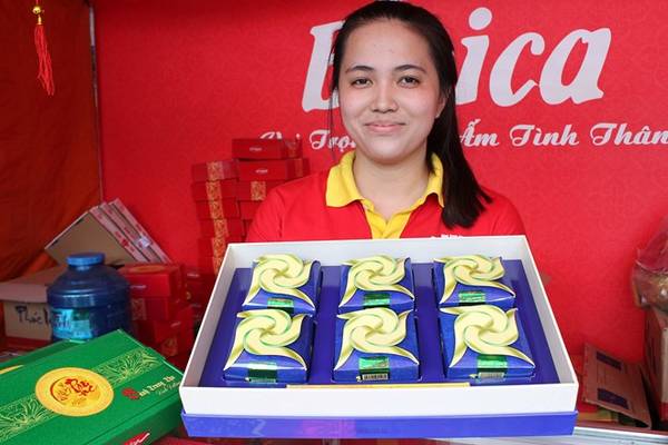 Nhân viên bán bánh trên cung đường bánh trung thu Sài Gòn