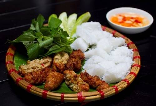 Rươi là đặc sản khó ăn nhưng chả rươi vàng ươm lại rất hấp dẫn. Ảnh: Linh San.