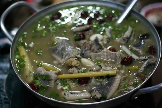Rắn là đặc sản khó ăn được chế biến thành nhiều món như lẩu, cháo, xào sả ớt. Ảnh: S2ki.