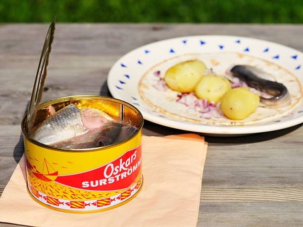 Đặc sản nặng mùi Surströmming Thụy Điển món cá trích thối cần mở ngoài trời