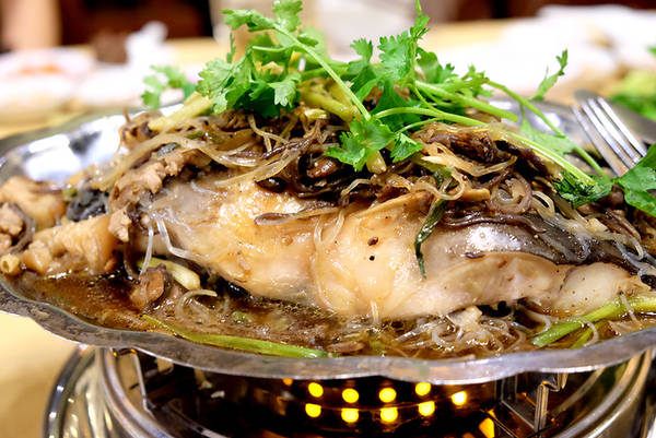 Cá lăng con to gần 5 kg cũng được mang đi chưng tương với bún tàu, nấm mèo, thịt ba rọi. Theo các đầu bếp của nhà hàng Muông Xanh thuộc khu du lịch rừng Madagui, cá lăng sống ở suối có thịt vừa thơm vừa chắc, phần mỡ giòn không ngấy như cá nuôi ở các hồ nước tĩnh lặng.