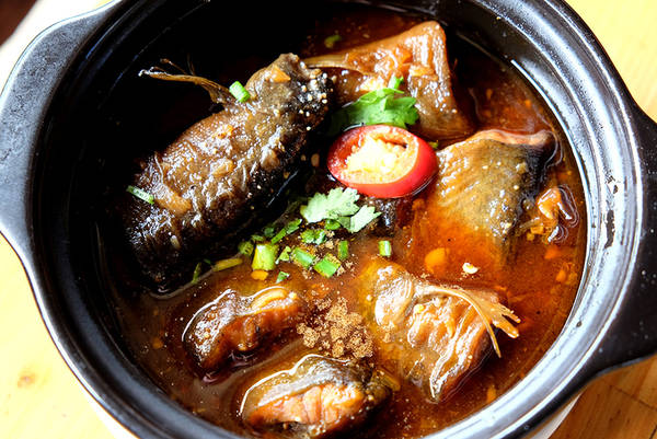 Bên cạnh cá lăng, cá chạch suối cũng là món ăn hiếm bởi không dễ tìm. Cá chạch suối thịt dai da mỏng, xương giòn như sụn, mang đi kho tộ, nấu canh chua lá giang, hay nấu lẩu măng rừng đều khiến người ăn hài lòng.