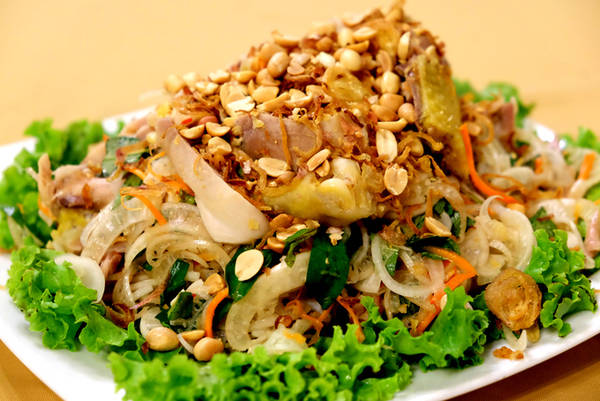 Cùng với các loại cá sống ở suối, gà nuôi trên cây cũng là một đặc sản. Do được nuôi thả trong các mé rừng, ăn thức ăn tự nhiên, vận động nhiều, gà ở đây có thịt chắc, da giòn. Chỉ cần luộc gà, lấy thân cây chuối rừng xắt khoanh trộn gỏi, đã có ngay món gỏi gà ít đâu sánh bằng.