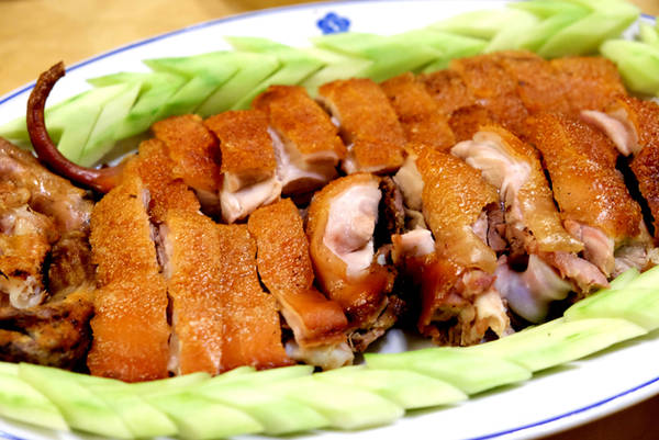 Đến Madagui càng không thể bỏ qua món heo sinh thái, cách gọi của giống heo được lai giữa heo nhà và heo rừng, nuôi trong môi trường tự nhiên. So với heo nhà, loại heo này cho da giòn, thịt nhiều nạc ít mỡ, phù hợp với quay hoặc nướng.